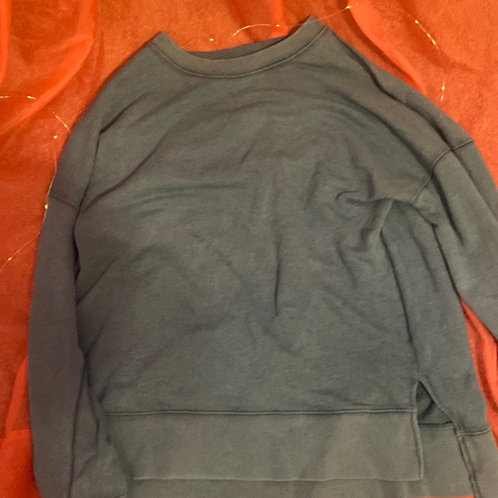I’m selling a time and tru crew neck(it’s kinda like a crew neck.)
